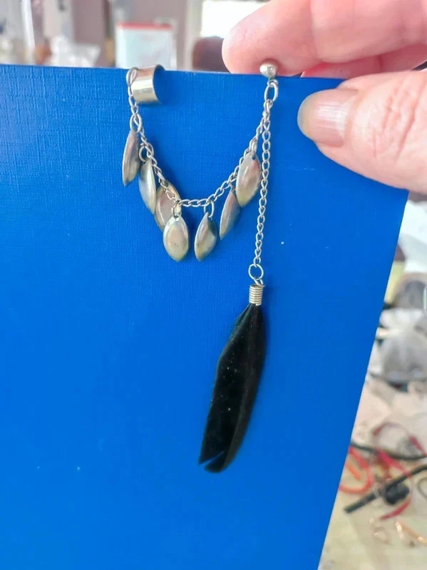 Brand new silver buckle and black feather – photo 4